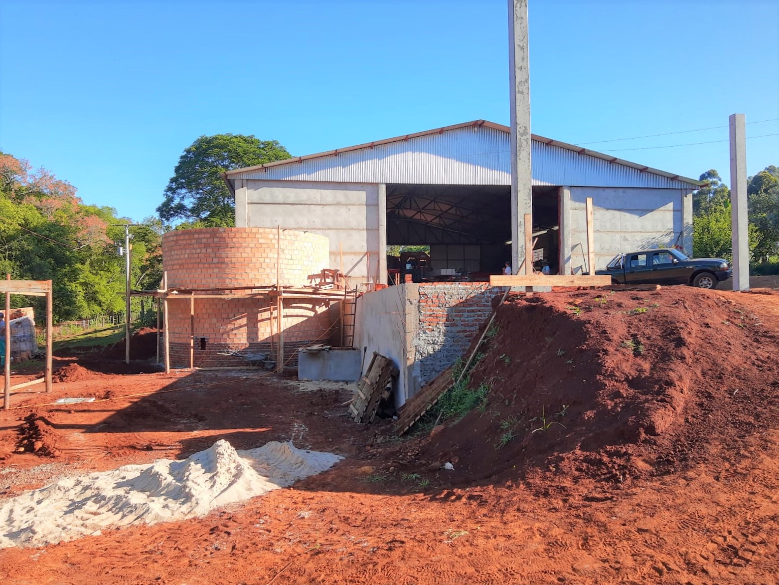 SILO SECADOR ESTÁ SENDO CONSTRUÍDO NA LINHA PASSO NOVO COM APOIO DA EMATER E DA PREFEITURA MUNICIPAL 